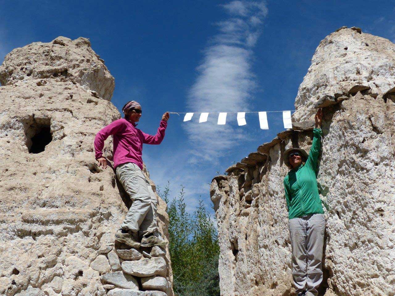 Zwei-Frauen-zwischen-zwei-Häusern